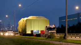 Снимают светофоры и поднимают провода: как везут атомный реактор в Сибирь