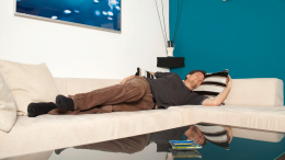 Хватит валяться! Сколько можно лежать на диване без вреда для здоровья