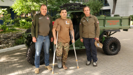 Народный фронт вручил эвакуационный багги военному медику Арслану