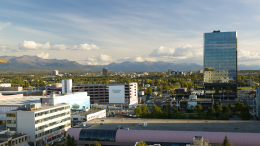 Аляска переживает наплыв туристов и журналистов перед встречей Путина и Трампа