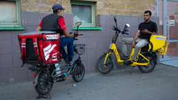 Плюсы и минусы: в Петербурге стартовал эксперимент с запретом иностранцам работать курьерами