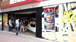 Погоня за покемонами: карточки с героями аниме вызвали хаос в японском фаст-фуде