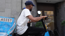 «Наверное, поеду домой»: мигрантам запретили работать курьерами в Петербурге