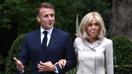 Она — не мужчина: Макрон вновь подал в суд на блогера из-за клеветы о жене