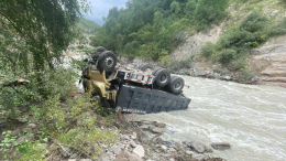Грузовик в Кабардино-Балкарии упал в реку с 20-метровой высоты