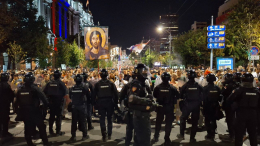 Протесты в Сербии продолжаются: полиции в Белграде пришлось применять слезоточивый газ