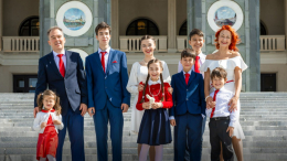 Собянин: 15 многодетных семей Москвы получили почетный знак «Родительская слава»