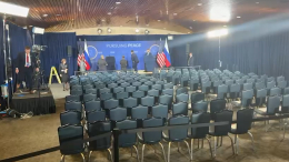 Трибуны поставили по линейке: на Аляске готовят пресс-центр к саммиту