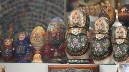 Наши истории переплетены: владелица магазина на Аляске коллекционирует матрешек