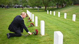 Достойно и благородно: Путин возложил цветы к могилам советских летчиков в США