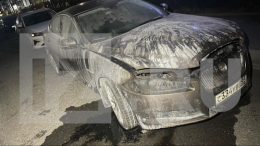 Кошка в огне: автомобиль Jaguar загорелся на эвакуаторе в Петербурге