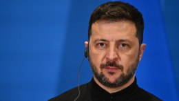 «Ему присылают листики»: на Украине заявили о неспособности Зеленского высказывать свою позицию