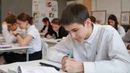 Минпросвещения ограничило учебную нагрузку на школьников с 1 по 9 класс