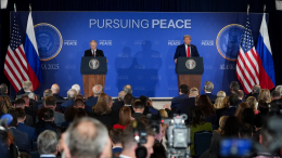 Американский охранник потерял сознание на встрече Путина и Трампа на Аляске