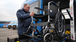 Кто людям помогает: таксистам предложили льготы за пассажиров с инвалидностью