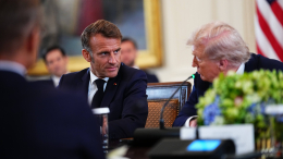 «Держит руку в кармане»: Макрон нарушил дипломатический протокол в Белом доме