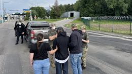 Первые депортированные из США украинцы вернулись на родину