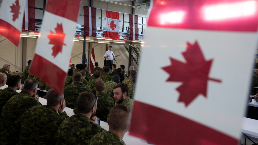 Пять военнослужащих ВС Канады отстранили за нацистское приветствие