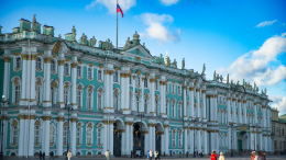 Смотрителей Эрмитажа переодели в новую форму