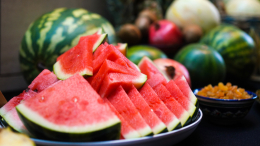 Тяжелые отравления и серьезные осложнения: чем опасны половинки арбуза или дыни