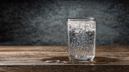 До семи лет — табу: почему детям нельзя давать газированную воду