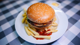 В России предложили запретить рекламу фастфуда с участием детей