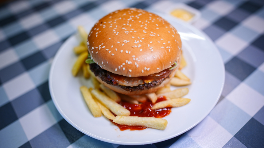 Детям в России хотят запретить рекламировать фастфуд