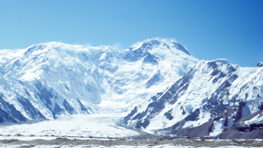 Спасатели сказали о крайне низких шансах на спасение альпинистки на пике Победы