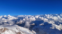 Шансы на спасение все еще есть: российская альпинистка ждет помощи на пике Победы