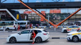 В аэропортах Москвы начали штрафовать таксистов-зазывал