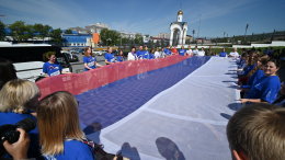 На Сахалине прошел флешмоб в честь Дня Государственного флага России