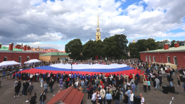 Рекордный триколор: как поднимают самый большой российский флаг в стране