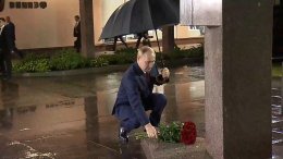 Путин возложил цветы к памятнику ученому-физику Юлию Харитону в Сарове