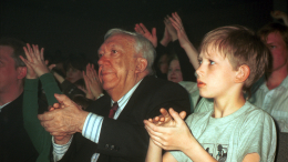 Младший внук Юрия Никулина побывал на его могиле: «Сходство с дедом потрясает»