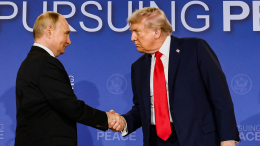 На руке Трампа заметили пятно тонального крема, скрывающего синяк