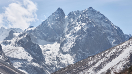 С операции по эвакуации Наговициной с пика Победы начали снимать спасателей
