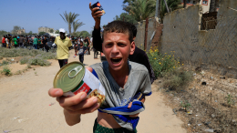 «Дети сидят прямо на песке»: сотни тысяч людей живут в палаточном городке на западе Газы