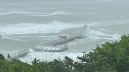 Ветер раскачивал здания: как туристы пережили сильнейший тайфун на Хайнане