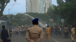 Протесты с погромами вспыхнули в Индонезии