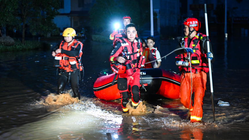 Власти Пекина эвакуировали почти 60 тысяч человек из-за сильных дождей