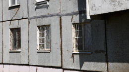 «Дыра в бюджете»: жители сотни домов не могут дождаться капремонта в Свердловской области