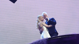 SHAMAN устроил массаж ног Мизулиной за столом в ресторане