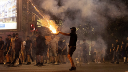 Протестующие в Сербии устроили провокацию у здания университета в Белграде
