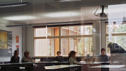 «Стать знаменитостью»: школьница-поклонница Гитлера напала с ножом на учителей