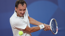 Нервный срыв ценой в 42 тысячи долларов: теннисист Медведев получил штраф