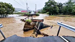 Ударил по Сахалину, идет на Камчатку: в регионе бушует ураган