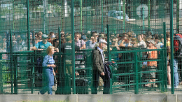 Тысячи бегут с Украины: зачем Зеленский разрешил молодежи покидать страну