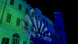 Игра света, ковры из детства и плакучая ива: в Гатчине стартовал фестиваль «Ночь света»