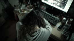 «Оуэн расстается с тобой»: мать травила собственную дочь через интернет