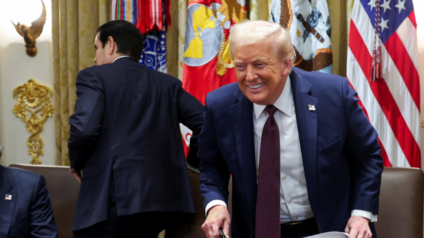 «Будет играть в гольф утром»: Белый дом опроверг слухи о смерти Трампа